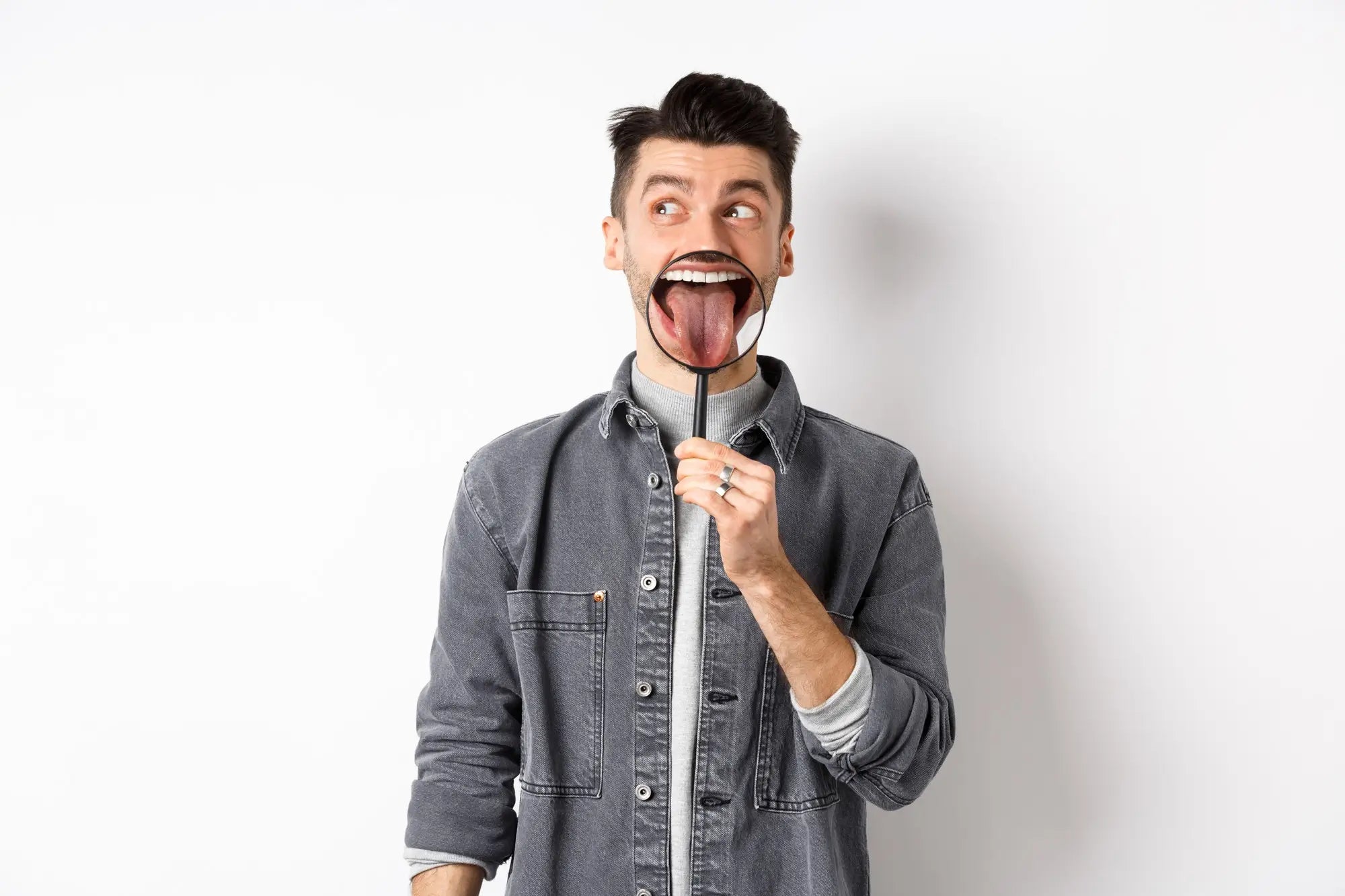 5 señales de que tu mal aliento viene de la lengua (y no de los dientes)